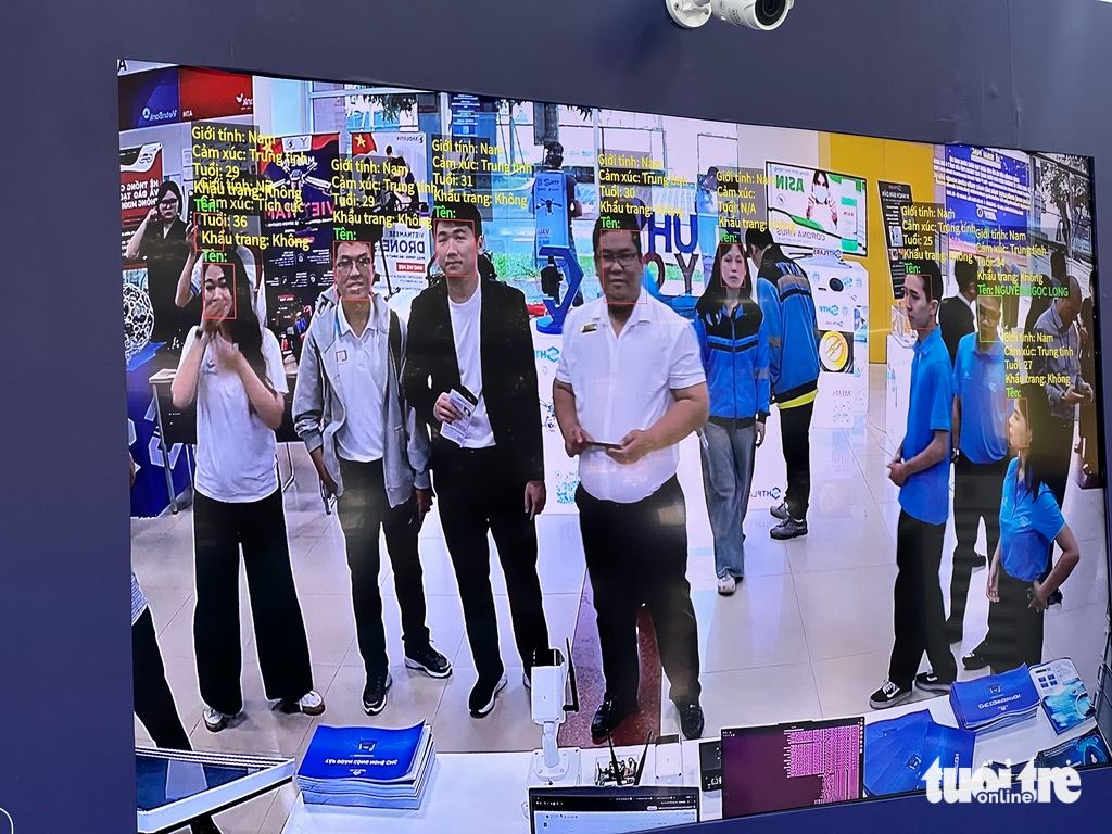 Một công cụ camera AI có thể nhận diện, phân tích và đưa ra được giới tính, cảm xúc, độ tuổi... trưng bày tại ngày hội việc làm HUTECH 2025