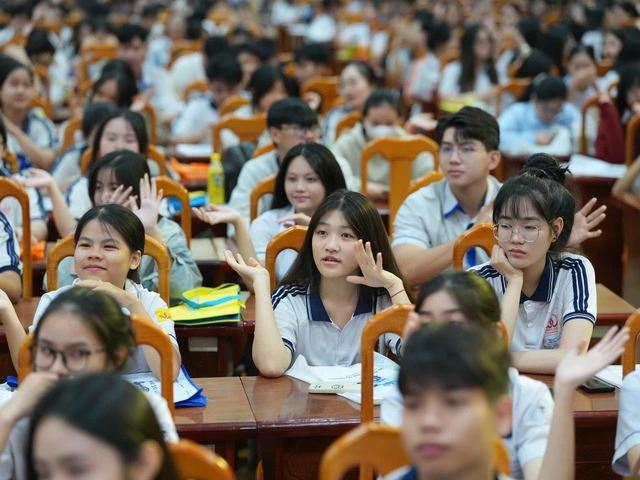 Học sinh hào hứng với bài chia sẻ của Vụ trưởng Vụ Giáo dục ĐH (Bộ GD-ĐT) trong chương trình