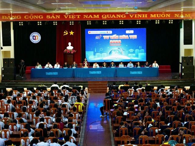 Đông đảo học sinh lắng nghe chương trình Tư vấn mùa thi tại Đồng Nai sáng nay